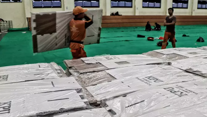 Petugas Prasarana dan Sarana Umum (PPSU) memindahkan kotak dan bilik suara Pemilu 2024 ke Gelanggang Olah Raga Remaja Matraman, Jakarta Timur, Kamis, 14 Desember 2023.