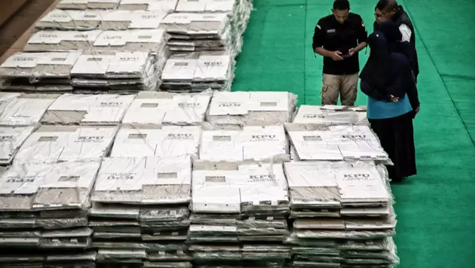 Petugas mendata kotak dan bilik suara Pemilu 2024 ke Gelanggang Olah Raga Remaja Matraman, Jakarta Timur, Kamis, 14 Desember 2023.
