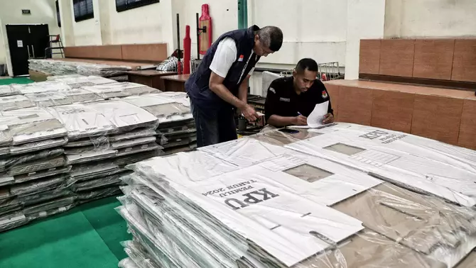Petugas mendata kotak dan bilik suara Pemilu 2024 ke Gelanggang Olah Raga Remaja Matraman, Jakarta Timur, Kamis, 14 Desember 2023.