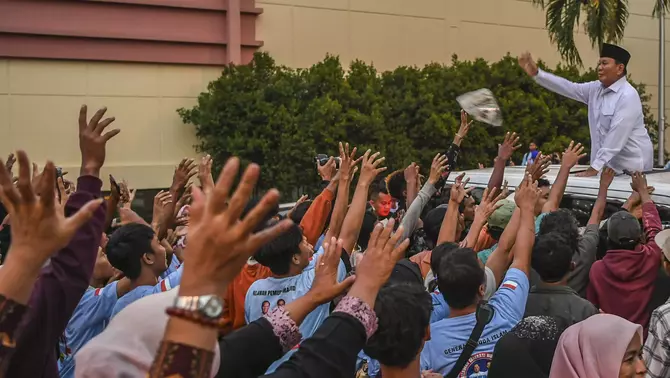 Calon presiden nomor urut 2 Prabowo Subianto menyapa pendukungnya seusai menghadiri acara deklarasi di Jakarta, Senin, 18 Desember 2023.