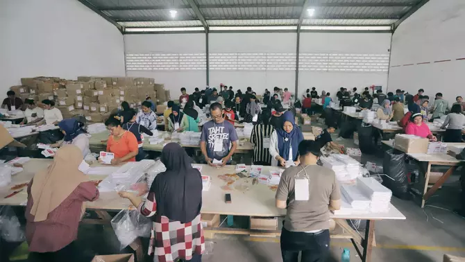 Pekerja menyortir dan melipat surat suara Pemilu Presiden-Wakil Presiden 2024 di gudang logistik KPU Jakarta Timur di kawasan Jakarta Industrial Estate Pulogadung (JIEP), Jakarta Timur, Kamis, 11 Januari 2024.