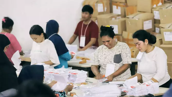 Pekerja menyortir dan melipat surat suara Pemilu Presiden-Wakil Presiden 2024 di gudang logistik KPU Jakarta Timur di kawasan Jakarta Industrial Estate Pulogadung (JIEP), Jakarta Timur, Kamis, 11 Januari 2024.