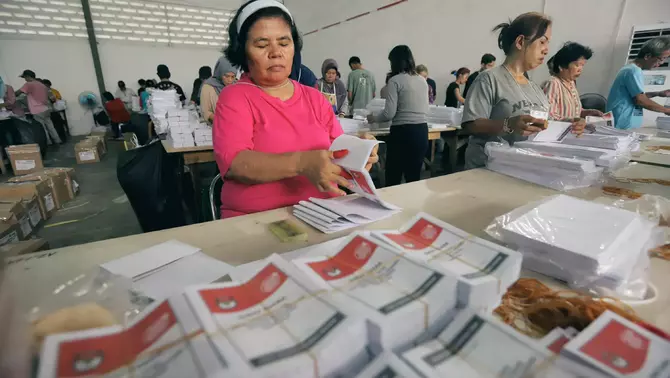 Pekerja menyortir dan melipat surat suara Pemilu Presiden-Wakil Presiden 2024 di gudang logistik KPU Jakarta Timur di kawasan Jakarta Industrial Estate Pulogadung (JIEP), Jakarta Timur, Kamis, 11 Januari 2024.