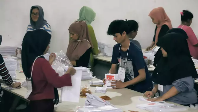 Pekerja menyortir dan melipat surat suara Pemilu Presiden-Wakil Presiden 2024 di gudang logistik KPU Jakarta Timur di kawasan Jakarta Industrial Estate Pulogadung (JIEP), Jakarta Timur, Kamis, 11 Januari 2024.