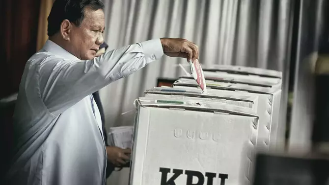 Calon Presiden nomor urut 2 Prabowo Subianto menggunakan hak pilihnya di TPS 033, Kampung Curug, Desa Bojong Koneng, Babakan Madang, Bogor, Jawa Barat, Rabu, 14 Februari 2024.