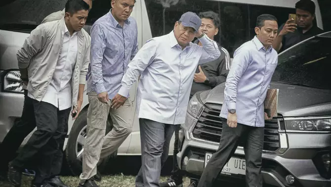 Calon Presiden nomor urut 2 Prabowo Subianto (tengah) saat akan menggunakan hak pilihnya di TPS 033, Kampung Curug, Desa Bojong Koneng, Babakan Madang, Bogor, Jawa Barat, Rabu, 14 Februari 2024.