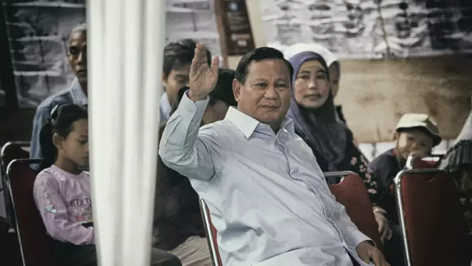 Calon Presiden nomor urut 2 Prabowo Subianto (tengah) saat akan menggunakan hak pilihnya di TPS 033, Kampung Curug, Desa Bojong Koneng, Babakan Madang, Bogor, Jawa Barat, Rabu, 14 Februari 2024.