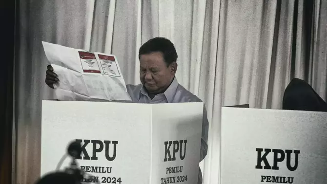 Calon Presiden nomor urut 2 Prabowo Subianto menggunakan hak pilihnya di TPS 033, Kampung Curug, Desa Bojong Koneng, Babakan Madang, Bogor, Jawa Barat, Rabu, 14 Februari 2024.