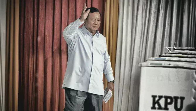 Calon Presiden nomor urut 2 Prabowo Subianto menggunakan hak pilihnya di TPS 033, Kampung Curug, Desa Bojong Koneng, Babakan Madang, Bogor, Jawa Barat, Rabu, 14 Februari 2024.