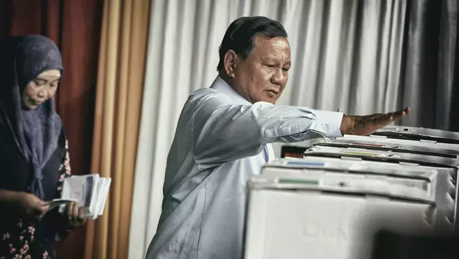 Calon Presiden nomor urut 2 Prabowo Subianto menggunakan hak pilihnya di TPS 033, Kampung Curug, Desa Bojong Koneng, Babakan Madang, Bogor, Jawa Barat, Rabu, 14 Februari 2024.