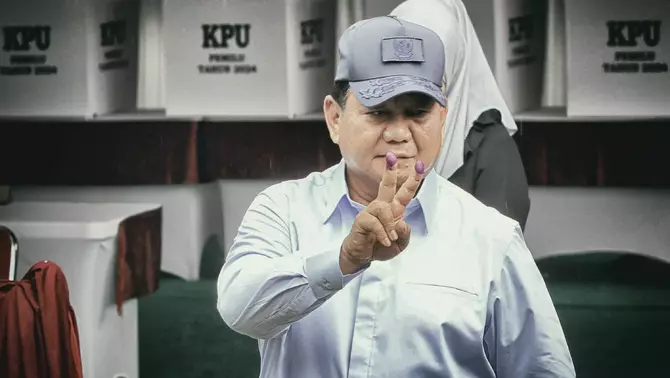 Calon Presiden nomor urut 2 Prabowo Subianto menunjukkan jarinya seusai menggunakan hak pilihnya di TPS 033, Kampung Curug, Desa Bojong Koneng, Babakan Madang, Bogor, Jawa Barat, Rabu, 14 Februari 2024.