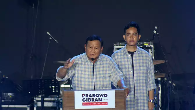 Calon presiden dan wakil presiden no urut 2 Prabowo Subianto dan Gibran Rakabuming Raka menyampaikan pidato politiknya menanggapi hasil hitung cepat di Istora Senayan, Jakarta, Rabu, 14 Februari 2024.