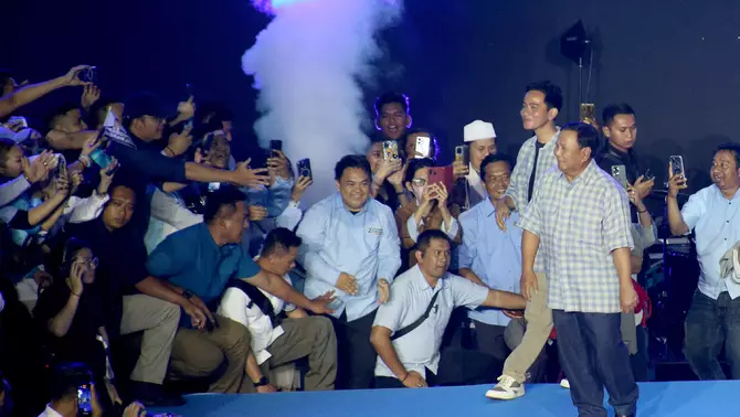 Calon presiden dan wakil presiden no urut 2 Prabowo Subianto dan Gibran Rakabuming Raka berjoget seusai menyampaikan pidato politiknya menanggapi hasil hitung cepat di Istora Senayan, Jakarta, Rabu, 14 Februari 2024.