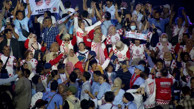 Sejumlah pendukung calon presiden no urut 2 Prabowo Subianto dan Rakabuming Raka berjoget seusai pidato politik menanggapi hasil hitung cepat di Istora Senayan, Jakarta, Rabu, 14 Februari 2024.