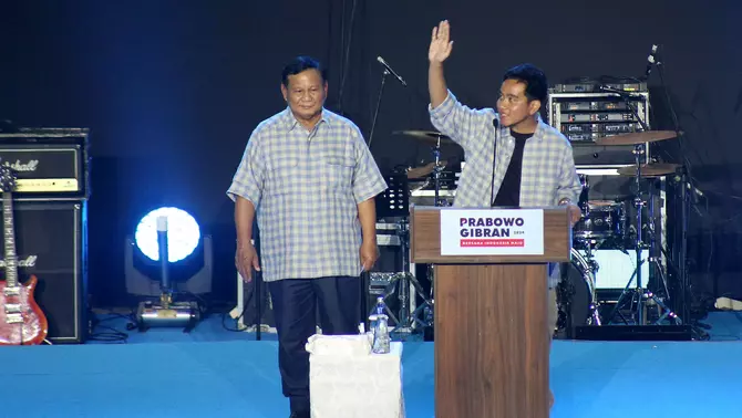 Calon presiden dan wakil presiden no urut 2 Prabowo Subianto dan Gibran Rakabuming Raka menyampaikan pidato politiknya menanggapi hasil hitung cepat di Istora Senayan, Jakarta, Rabu, 14 Februari 2024.