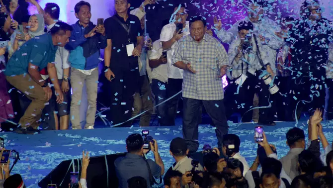 Calon presiden no urut 2 Prabowo Subianto berjoget seusai menyampaikan pidato politiknya menanggapi hasil hitung cepat di Istora Senayan, Jakarta, Rabu, 14 Februari 2024.