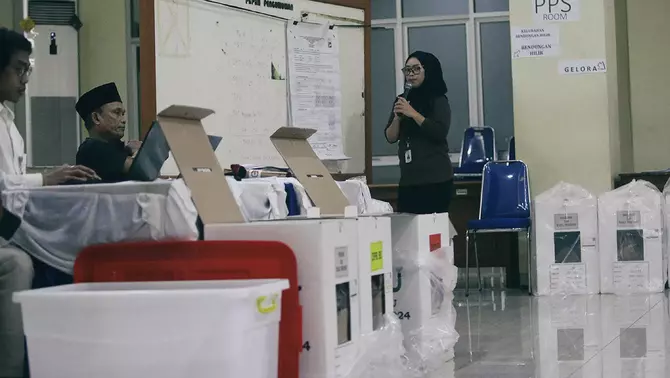 Petugas panitia pemilihan kecamatan (PPK) bersama panitia pemungutan suara (PPS), saksi dari partai politik dan caleg mengikuti rapat pleno terbuka rekapitulasi penghitungan perolehan suara Pemilu 2024 tingkat kecamatan di GOR Bendungan Hilir, Jakarta Pusat, Selasa, 20 Februari 2024.