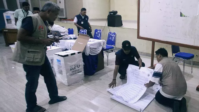 Petugas panitia pemilihan kecamatan (PPK) bersama panitia pemungutan suara (PPS), saksi dari partai politik dan caleg mengikuti rapat pleno terbuka rekapitulasi penghitungan perolehan suara Pemilu 2024 tingkat kecamatan di GOR Bendungan Hilir, Jakarta Pusat, Selasa, 20 Februari 2024.