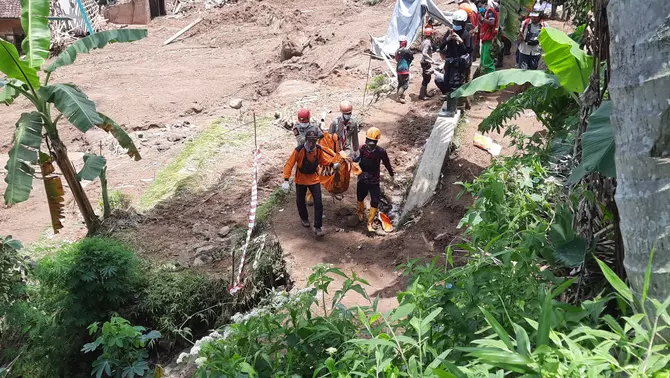 3 Korban Longsor di Bandung Barat Ditemukan, 2 di Antaranya Berpelukan