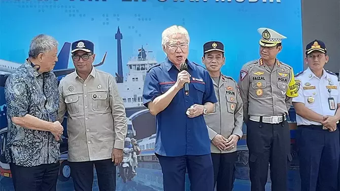 Executive Chairman B-Universe Enggartiasto Lukita saat memberikan sambutan dalam acara pelepasan Tim Liputan Mudik B Universe, Senin, 1 April 2024.