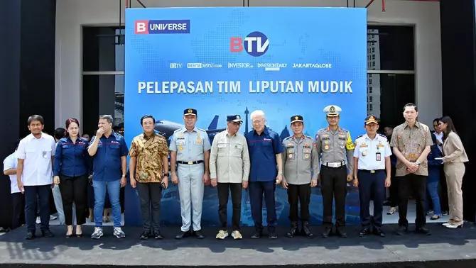 Menteri Perhubungan (Menhub) Budi Karya Sumadi (tengah), didampingi Executive Chairman B-Universe Enggartiasto Lukita (lima kanan), Dirut Jasa Raharja Rivan Purwantono (lima kiri), Kepala Biro Pengelolaan Data dan Informasi Divisi Hubungan Masyarakat Polri Brigjen Pol Tjahyono Saputro (empat kanan), Wakil Kepala Dinas Perhubungan Provinsi DKI Jakarta Syaripudin (dua kanan), CEO B-Universe Rio Abdurachman (tiga kiri), dan Direktur Pemberitaan B-Universe Apreyvita D Wulansari (dua kiri), secara resmi melepas Tim Liputan Arus Mudik Lebaran 2024. Pelepasan dilakukan di lobi B-Universe, PIK 2, Tangerang, pada Senin, 1 April 2024.