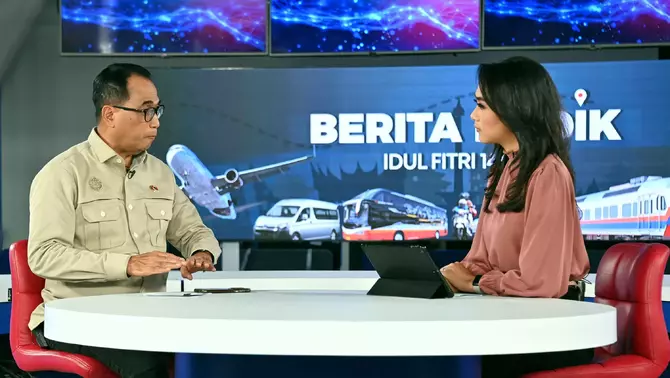 Menteri Perhubungan (Menhub) Budi Karya Sumadi (kiri), saat diwawancarai  di studio BTV seusai secara resmi melepas Tim Liputan Arus Mudik Lebaran 2024. Pelepasan dilakukan di lobi B Universe, PIK 2, Tangerang, pada Senin, 1 April 2024.