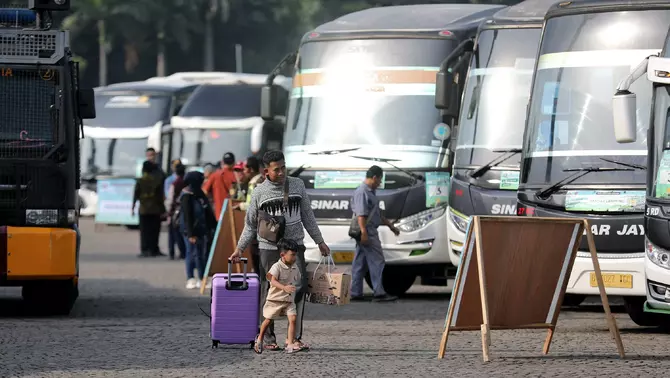 Sejumlah peserta program mudik gratis Pemprov DKI Jakarta menunggu keberangkatan bus di Lapangan Silang Monas, Jakarta, Kamis, 4 April 2024.