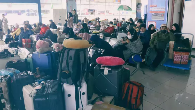 Sejumlah calon penumpang saat menunggu keberangkatan Bus Antar Kota Antar Provinsi (AKAP) di Terminal Pulo Gebang, Cakung, Jakarta Timur, Minggu, 7 April 2024.