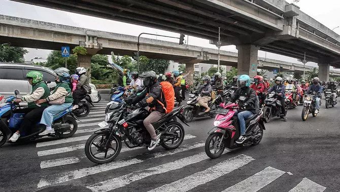 Sejumlah pemudik motor melintas di Jalan Raya Kalimalang, Jakarta, Minggu, 7 April 2024.
