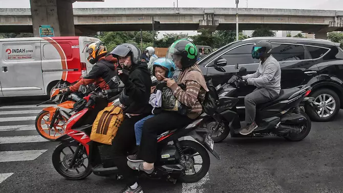 Sejumlah pemudik motor melintas di Jalan Raya Kalimalang, Jakarta, Minggu, 7 April 2024.