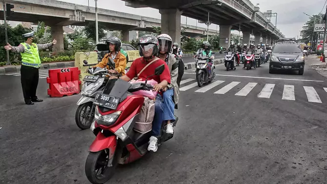Sejumlah pemudik motor melintas di Jalan Raya Kalimalang, Jakarta, Minggu, 7 April 2024.