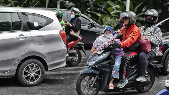 Sejumlah pemudik motor melintas di Jalan Raya Kalimalang, Jakarta, Minggu, 7 April 2024.