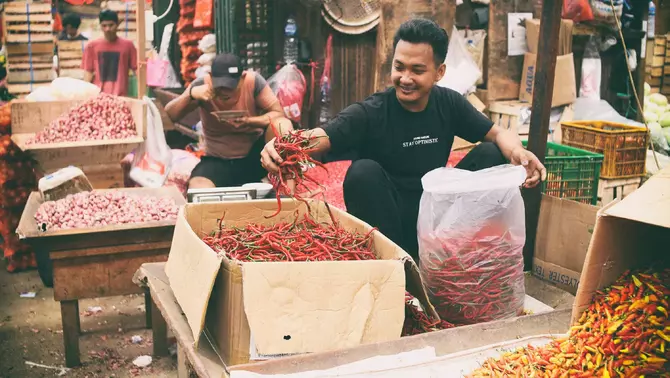Pedagang menata cabai merah dagangannya di lapak Pasar Induk Kramat Jati Jakarta Timur, Kamis, 2 Mei 2024.