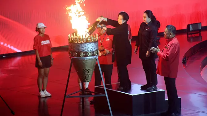 Ketua Umum PDI Perjuangan Megawati Soekarnoputri menyalakan obor api mrapen didampingi  Sekjen Hasto Kristiyanto, Ketua DPP PDI Perjuangan Puan Maharani (dua kanan), dan Bendahara Umum PDI Perjuangan Olly Dondokambey (kanan) dalam pembukaan Rakernas V PDI Perjuangan, Ancol, Jakarta, Jumat, 24 Mei 2024.