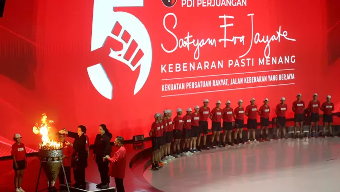 Ketua Umum PDI Perjuangan Megawati Soekarnoputri menyalakan obor api mrapen didampingi  Sekjen Hasto Kristiyanto, Ketua DPP PDI Perjuangan Puan Maharani (dua kanan), dan Bendahara Umum PDI Perjuangan Olly Dondokambey (kanan) dalam pembukaan Rakernas V PDI Perjuangan, Ancol, Jakarta, Jumat, 24 Mei 2024.