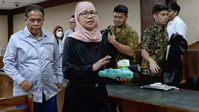 Terdakwa kasus dugaan korupsi liquefied natural gas (LNG) atau gas alam cair, Karen Agustiawan (tengah) seusai mengkuti sidang tuntutan di Pengadilan Tipikor, Jakarta, Kamis, 30 Mei 2024.