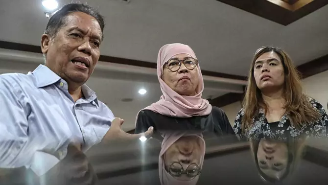 Terdakwa kasus dugaan korupsi liquefied natural gas (LNG) atau gas alam cair, Karen Agustiawan (tengah) seusai mengkuti sidang tuntutan di Pengadilan Tipikor, Jakarta, Kamis, 30 Mei 2024.