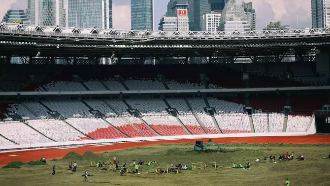 Sejumlah pekerja melakukan perawatan media tanam saat revitalisasi rumput Field of Play (FOP) lapangan Stadion Utama Gelora Bung Karno (SUGBK) di Jakarta, Rabu 26 Juni 2024.