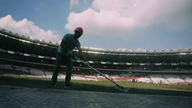 Sejumlah pekerja melakukan perawatan media tanam saat revitalisasi rumput Field of Play (FOP) lapangan Stadion Utama Gelora Bung Karno (SUGBK) di Jakarta, Rabu 26 Juni 2024.