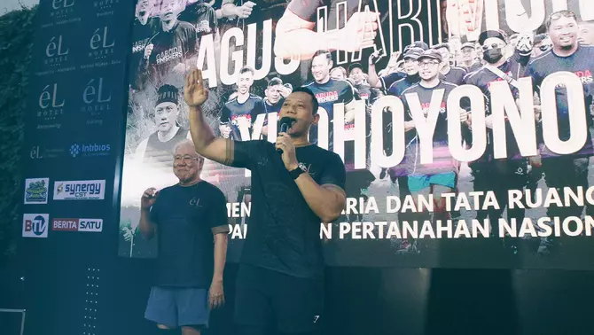 Menteri Agraria dan Tata Ruang/Kepala Badan Pertanahan Nasional (ATR/BPN), Agus Harimurti Yudhoyono (kanan), didampingi Pendiri eL Hotel Group Enggartiasto Lukita, memberikan sambutan sebelum dimulainya Acara lari eL Run Bandung 2024 sepanjang 7 kilometer yang mengusung tema 