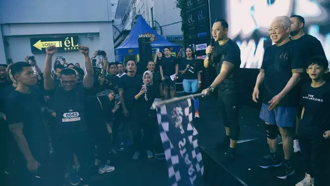 Menteri Agraria dan Tata Ruang/Kepala Badan Pertanahan Nasional (ATR/BPN), Agus Harimurti Yudhoyono (dua kanan), didampingi Pendiri eL Hotel Group Enggartiasto Lukita, melepas start Acara lari eL Run Bandung 2024 sepanjang 7 kilometer yang mengusung tema 