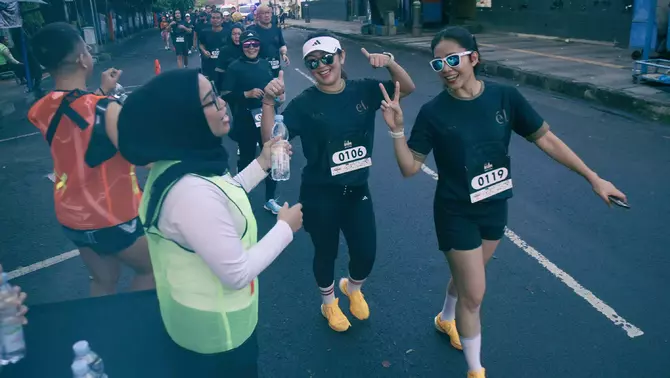 Panitia memberikan air minum kepada peserta saat acara lari eL Run Bandung 2024 sepanjang 7 kilometer yang mengusung tema 