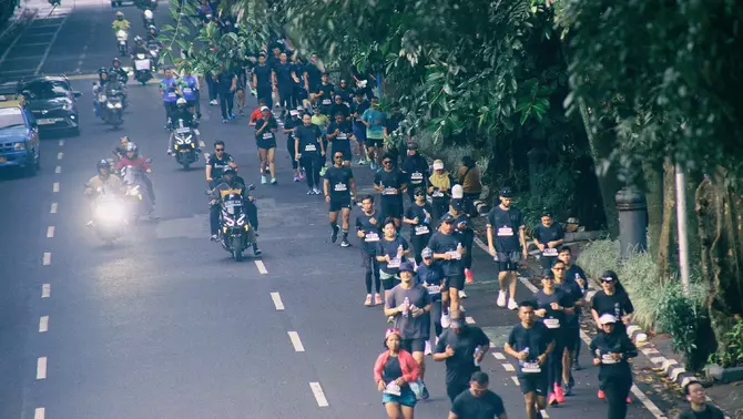 Peserta saat start Acara lari eL Run Bandung 2024 sepanjang 7 kilometer yang mengusung tema 