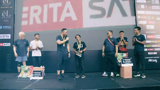 Menteri Agraria dan Tata Ruang/Kepala Badan Pertanahan Nasional (ATR/BPN), Agus Harimurti Yudhoyono (tiga kiri), didampingi Pendiri eL Hotel Group Enggartiasto Lukita (kiri),  Ceo Pt Family Sejati Textile Abadi H. Teddy Darmansyah (kanan), dan Managing Director Boma Advertising, Hendra (tiga kiri), memberikan hadiah pemenang kepada para finisher, yang pertama Mizan Zundulloh (tengah), finisher kedua Wiryawan Subekti (dua kiri), dan finisher ketiga Eko Sugiarto (dua kanan) saat penyerahan hadiah juara lari eL Run Bandung 2024 sepanjang 7 kilometer yang mengusung tema 