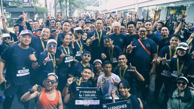 Pendiri eL Hotel Group Enggartiasto Lukita  bersama  Menteri Agraria dan Tata Ruang/Kepala Badan Pertanahan Nasional (ATR/BPN), Agus Harimurti Yudhoyono berfoto bersama sejumlah juara, dan peserta finisher, usai menyelesaikan acara lari eL Run Bandung 2024 sepanjang 7 kilometer yang mengusung tema 