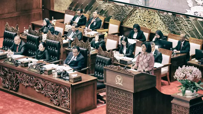 Menteri Keuangan Sri Mulyani Indrawati (kanan) menyampaikan keterangan pemerintah terhadap RUU tentang Pertanggungjawaban Atas Pelaksanaan APBN Tahun Anggaran 2023 dalam rapat paripurna ke-20 Masa Persidangan V Tahun Sidang 2023-2024 di Gedung Nusantara II, kompleks Parlemen, Senayan, Kamis 4 Juni 2024.