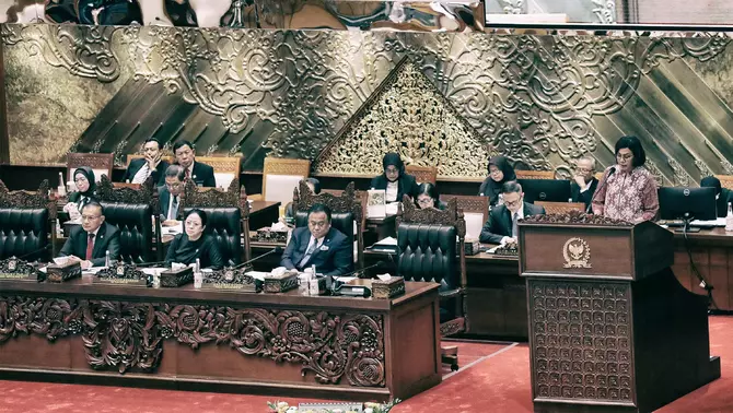Menteri Keuangan Sri Mulyani Indrawati (kanan) menyampaikan keterangan pemerintah terhadap RUU tentang Pertanggungjawaban Atas Pelaksanaan APBN Tahun Anggaran 2023 dalam rapat paripurna ke-20 Masa Persidangan V Tahun Sidang 2023-2024 di Gedung Nusantara II, kompleks Parlemen, Senayan, Kamis 4 Juni 2024.