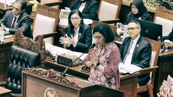 Menteri Keuangan Sri Mulyani Indrawati menyampaikan keterangan pemerintah terhadap RUU tentang Pertanggungjawaban Atas Pelaksanaan APBN Tahun Anggaran 2023 dalam rapat paripurna ke-20 Masa Persidangan V Tahun Sidang 2023-2024 di Gedung Nusantara II, kompleks Parlemen, Senayan, Kamis 4 Juni 2024.