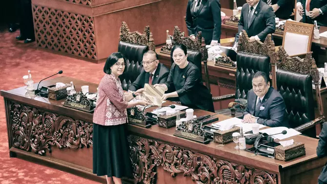 Menteri Keuangan Sri Mulyani Indrawati (kiri) menyerahkan berkas berisi keterangan pemerintah terhadap RUU tentang Pertanggungjawaban Atas Pelaksanaan APBN Tahun Anggaran 2023 kepada Ketua DPR Puan Maharani (tengah) dalam rapat paripurna ke-20 Masa Persidangan V Tahun Sidang 2023-2024 di Gedung Nusantara II, kompleks Parlemen, Senayan, Kamis 4 Juni 2024.