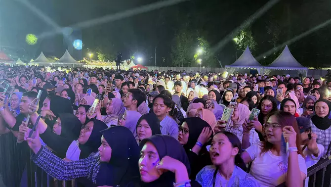 Suasana penonton dalam di acara musik Semesta Berpesta, di Lapangan Ahmad Yani Tangerang pada Sabtu 13 Juli 2024.